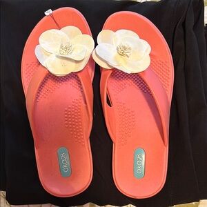 OKA b. White Sandals with Floral Decoration